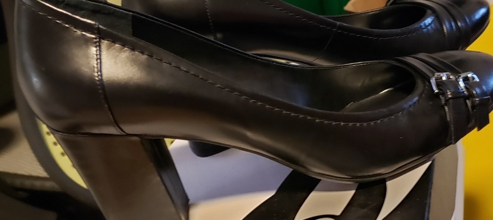 Black pumps